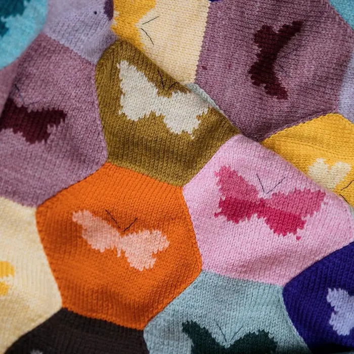 Изображение [Вяжи.ру] Жаккардовый плед с бабочками Butterfly Patchwork Quilt (2025)